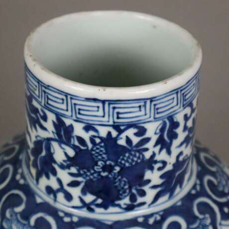 Blau-weiße Balustervase - China, späte Qing-Dynastie, Porzel… - Foto 2