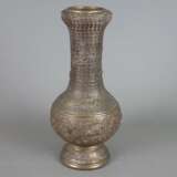 Vase - Bronzelegierung, gefußte kugelrunde Wandung mit lange… - photo 1