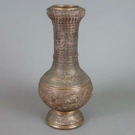 Vase - Bronzelegierung, gefußte kugelrunde Wandung mit lange… - photo 1