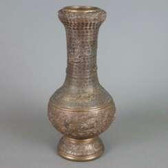 Vase - Bronzelegierung, gefußte kugelrunde Wandung mit lange…
