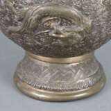 Vase - Bronzelegierung, gefußte kugelrunde Wandung mit lange… - Foto 2