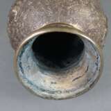 Vase - Bronzelegierung, gefußte kugelrunde Wandung mit lange… - фото 3