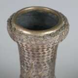 Vase - Bronzelegierung, gefußte kugelrunde Wandung mit lange… - Foto 4