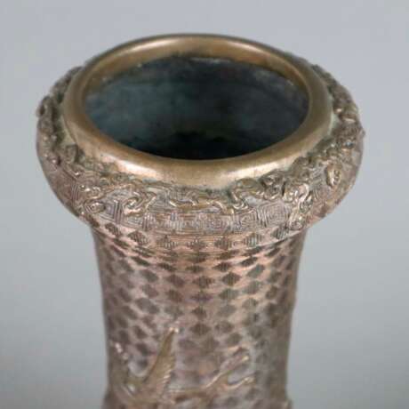Vase - Bronzelegierung, gefußte kugelrunde Wandung mit lange… - photo 4