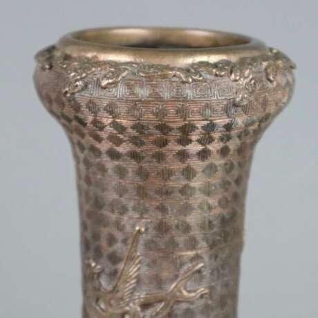 Vase - Bronzelegierung, gefußte kugelrunde Wandung mit lange… - Foto 5