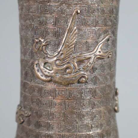 Vase - Bronzelegierung, gefußte kugelrunde Wandung mit lange… - Foto 6