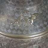 Vase - Bronzelegierung, gefußte kugelrunde Wandung mit lange… - фото 7