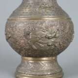 Vase - Bronzelegierung, gefußte kugelrunde Wandung mit lange… - photo 8