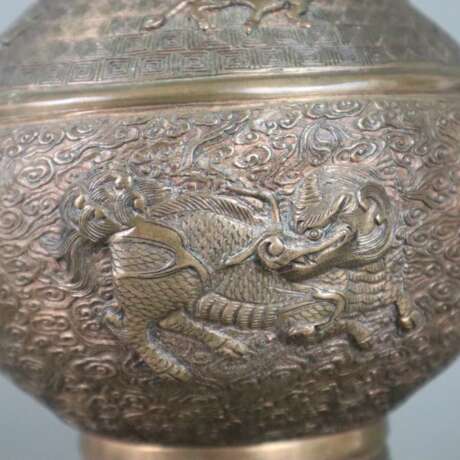 Vase - Bronzelegierung, gefußte kugelrunde Wandung mit lange… - Foto 9