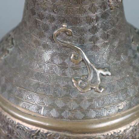Vase - Bronzelegierung, gefußte kugelrunde Wandung mit lange… - Foto 11