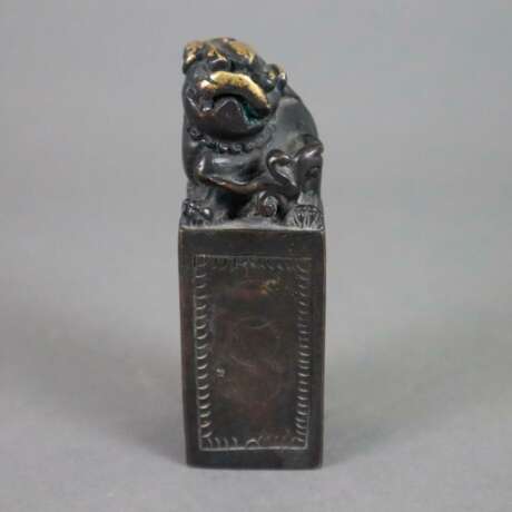 Figürlicher Bronzestempel - China, dunkelbraun patiniert, qu… - фото 1