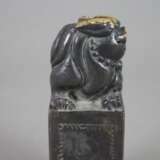 Figürlicher Bronzestempel - China, dunkelbraun patiniert, qu… - фото 3