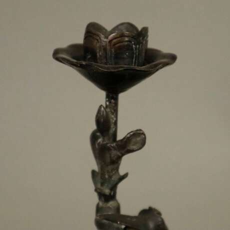 Figürlicher Leuchter - China, 20. Jh., Bronze, braun patinie… - Foto 2