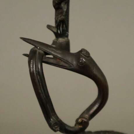 Figürlicher Leuchter - China, 20. Jh., Bronze, braun patinie… - photo 3