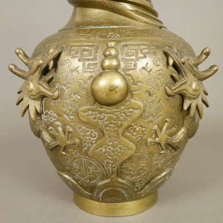 Drachenvase als Lampenfuß - China, um 1900, Messing, reich v… - Foto 7