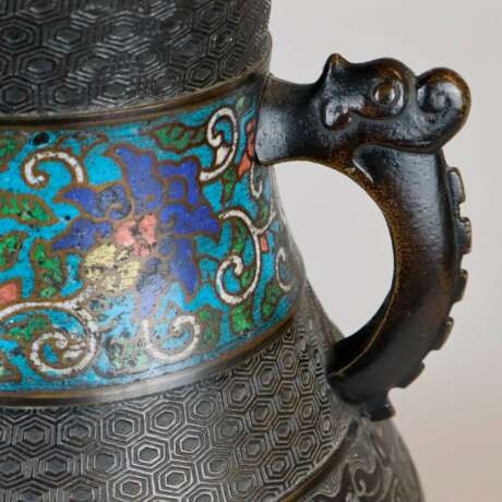 Cloisonné-Vase - China, 19.Jh., bauchiger Korpus mit zwei He… - Foto 1