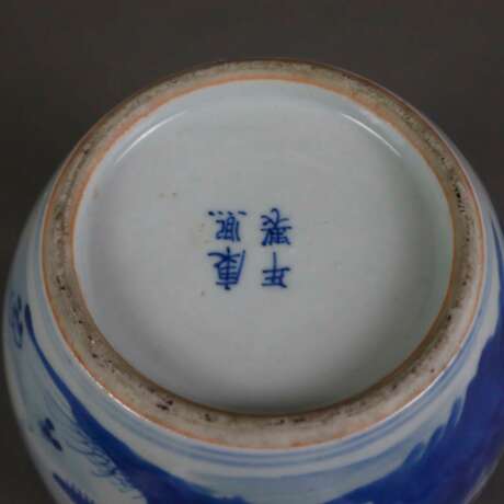 Kleiner Blau-Weiß-Deckeltopf - China, späte Qing-Dynastie, P… - фото 10