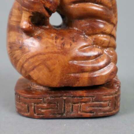 Altes Holzdöschen mit Hahnfigur - China, nach 1900, Ahorn/Wu… - Foto 3