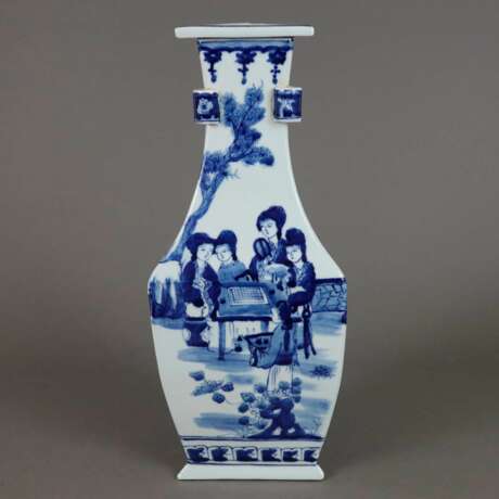 Dreieck-Vase - China, allseits dekoriert in Unterglasurblau,… - Foto 1
