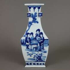Dreieck-Vase - China, allseits dekoriert in Unterglasurblau,…