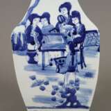 Dreieck-Vase - China, allseits dekoriert in Unterglasurblau,… - Foto 4