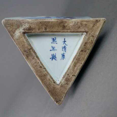 Dreieck-Vase - China, allseits dekoriert in Unterglasurblau,… - Foto 9