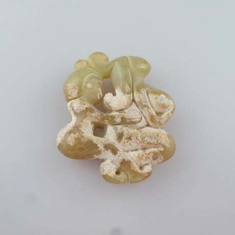 Jade mit erotischer Paarszene- China, gelblich grüne Jade, t… - фото 1