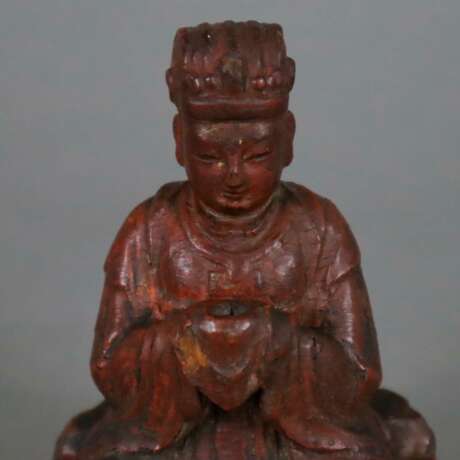 Figurine eines sitzenden Adligen mit Opfergabe - China, ausg… - Foto 2