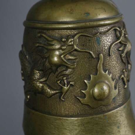 Glocke mit Drachenrelief im Holzgestell- China, Bronzelegier… - фото 4