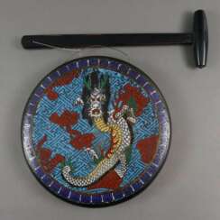 Gong mit Schlegel - China, Bronzelegierung dunkel patiniert,…