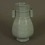 Hu-Vase - China, birnförmige gekantete Wandung auf Standring… - Foto 1