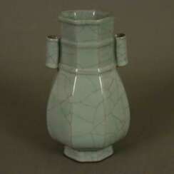 Hu-Vase - China, birnförmige gekantete Wandung auf Standring…