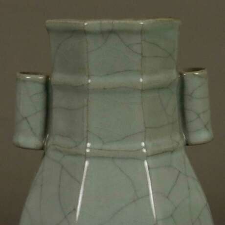Hu-Vase - China, birnförmige gekantete Wandung auf Standring… - photo 3