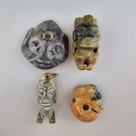 Vier Jade-/Steinschnitzereien im Hongshan-Stil - China, Qing… - photo 1