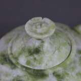 Zierkanne aus Jade - China, Schnitzarbeit aus heller grünlic… - Foto 2