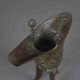Tripodes Gefäß vom archaischen Typ „jue“ - China, Bronzelegi… - Foto 2