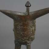 Tripodes Gefäß vom archaischen Typ „jue“ - China, Bronzelegi… - Foto 4