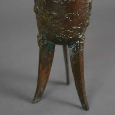 Tripodes Gefäß vom archaischen Typ „jue“ - China, Bronzelegi… - photo 5