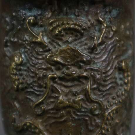 Tripodes Gefäß vom archaischen Typ „jue“ - China, Bronzelegi… - Foto 6