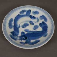 Teller mit Karpfendekor - China, späte Qing-Dynastie, Porzel…