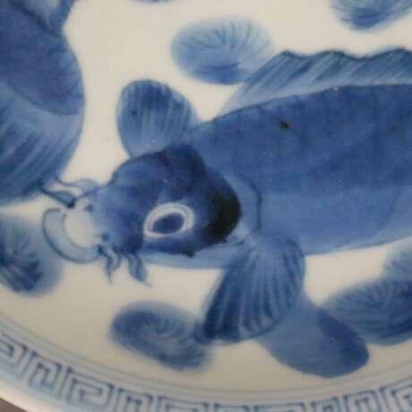 Teller mit Karpfendekor - China, späte Qing-Dynastie, Porzel… - фото 2