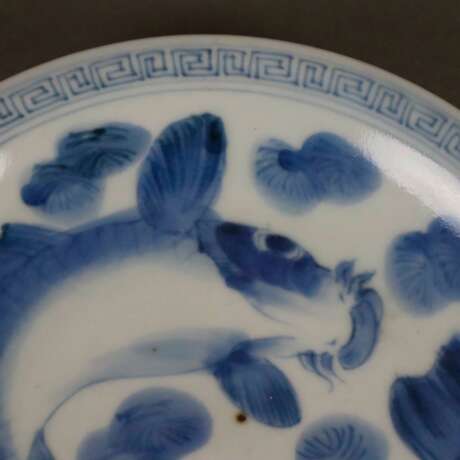 Teller mit Karpfendekor - China, späte Qing-Dynastie, Porzel… - Foto 3