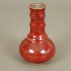Kleine „Ochsenblut“-Flaschenvase - China, kugelbauchige Form…
