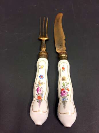 Seltenes Besteck: Meissen Porzellan. Messer und Gabel vergoldet mit Porzellangriffen. Um 1750! - Foto 1