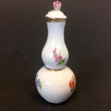 Parfum-Flakon: Meissen Porzellan, aufgelegte Blüte, Goldränder, um 1850, sehr schön. - Foto 2