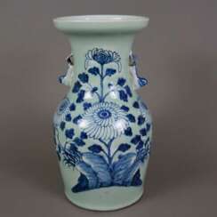 Vase mit Shishis als Handhaben - China um 1900, Porzellan, h…