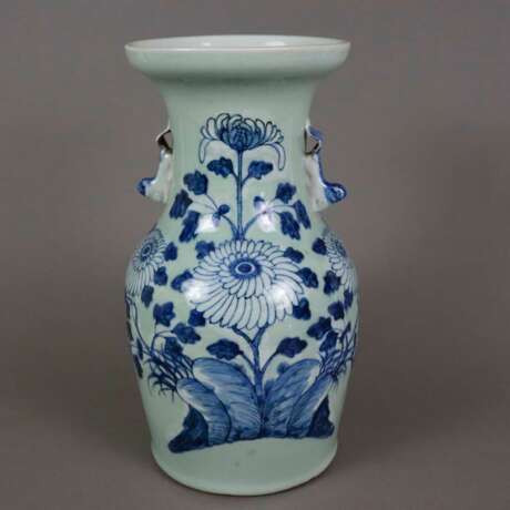 Vase mit Shishis als Handhaben - China um 1900, Porzellan, h… - Foto 1