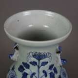 Vase mit Shishis als Handhaben - China um 1900, Porzellan, h… - photo 2