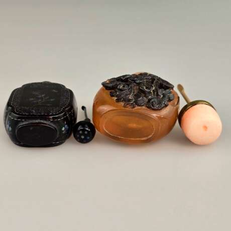 Zwei Snuffbottles - China, 1x schwarz gelackte Wandung mit P… - фото 4
