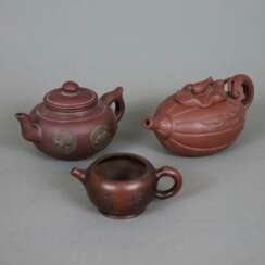 Drei kleine Zisha-Teekannen - China, Yixing-Steinzeug, unter…